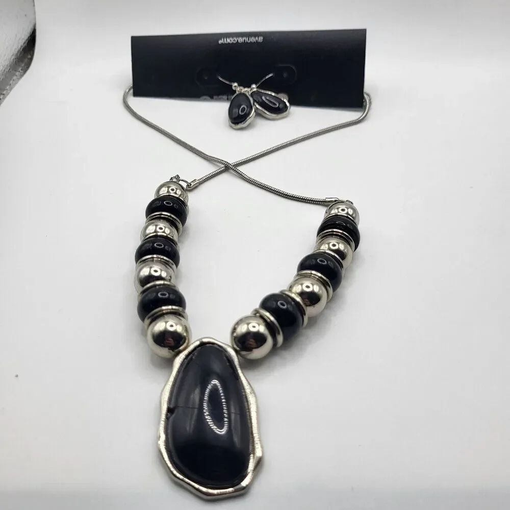 Demi Parure Avenue Silver and Black Necklace and Earring Set